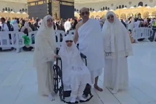 Momen Megawati Umrah,...
