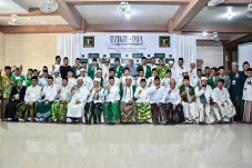 Di Depan Kiai dan Habib,...