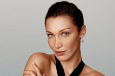 Bella Hadid Kecam Pengusiran...