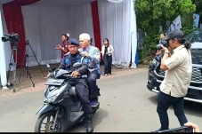 Tiba di Hambalang, Menteri...