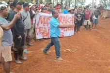 Ratusan Warga Stop Paksa...