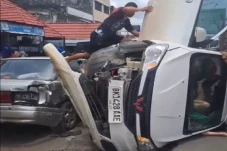 Tabrak Median Jalan,...