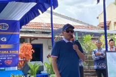 Warga Muara Angke Terima...