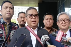 Tiba di Gedung Merah...