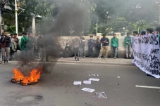 Mahasiswa Demo dan Bakar...