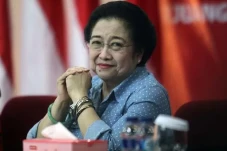 Ikuti Instruksi Megawati,...