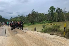 Mobil Karyawan Terjun...