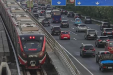 Penumpang LRT Jabodebek...