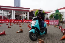 Ratusan Orang Serbu...