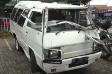Truk Tabrak Minibus...