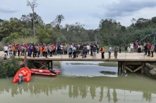 Truk Masuk Sungai 15...