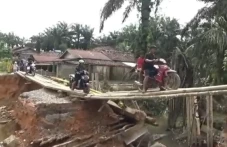 Menantang Maut di Jembatan...