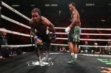 Gervonta Davis Berlutut...