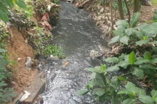Air Berwarna Hitam Pekat...