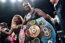 Claressa Shields Dipaksa...