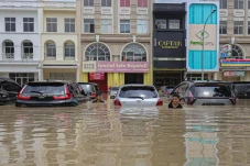 Puluhan Mobil Terendam...