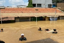 Banjir Setinggi Leher...