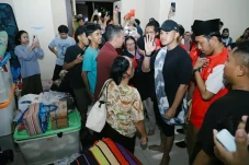 Datangi Pengungsian,...