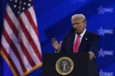 Trump Surati Pemimpin...