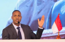 Patrick Kluivert Menuju...