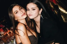 Hailey Bieber Memulai...
