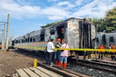 3 Gerbong Kereta di...