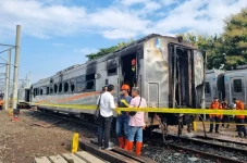 3 Gerbong Kereta di...