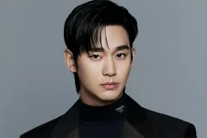 Seperti Kim Soo Hyun,...