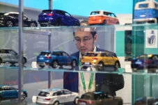 Penjualan Mobil Anjlok,...