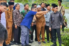 Abrasi Sungai Mengancam...