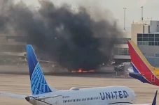 Pesawat American Airlines...