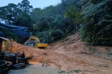 Banjir dan Longsor Terjang...