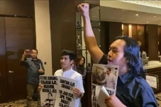Aksi Penggerudukan Rapat...