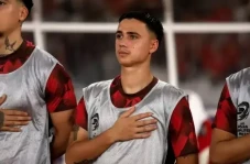 Eliano Reijnders Tunggu...