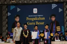 2 Dosen President University...