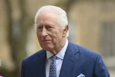Raja Charles III Pakai...