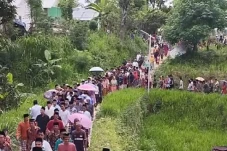Ribuan Warga Hadiri...