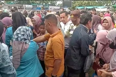Ribuan Orang Serbu Pasar...