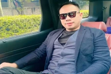 Vicky Prasetyo Siapkan...