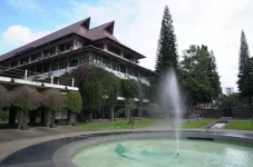 5 Fakultas/Sekolah ITB...