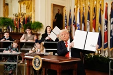 Donald Trump Perintahkan...