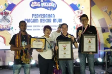 Rayakan HUT ke-8, Bolt...