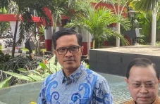 Mengenakan Batik Indigo,...