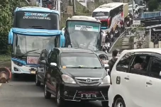 Macet Parah, Antrean...