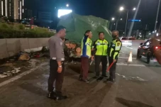 Mobil Tabrak Truk di...