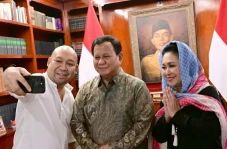 Prabowo Diapit Didit...