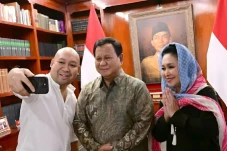 Prabowo Unggah Momen...