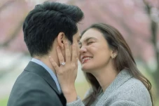 7 Potret Luna Maya Dilamar...