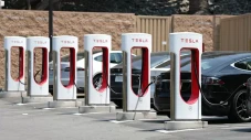 Aksi Anti Tesla Meluas,...