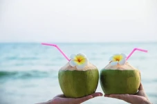 Minum Air Kelapa, Pria...